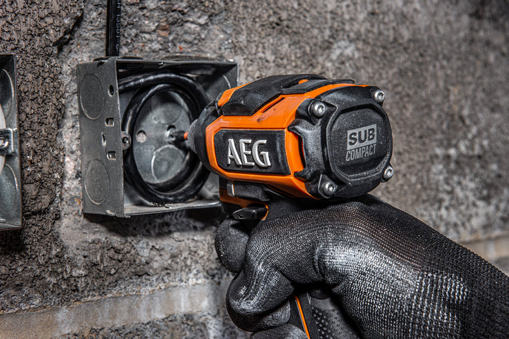 AEG - Visseuse à Chocs Sans Fil - Pour Vissage en Série sur Moyens et Gros Chantiers - Moteur Brushless - 3 Vitesses - LED d'Éclairage - Revêtement Softgrip - BSS18SBL-0